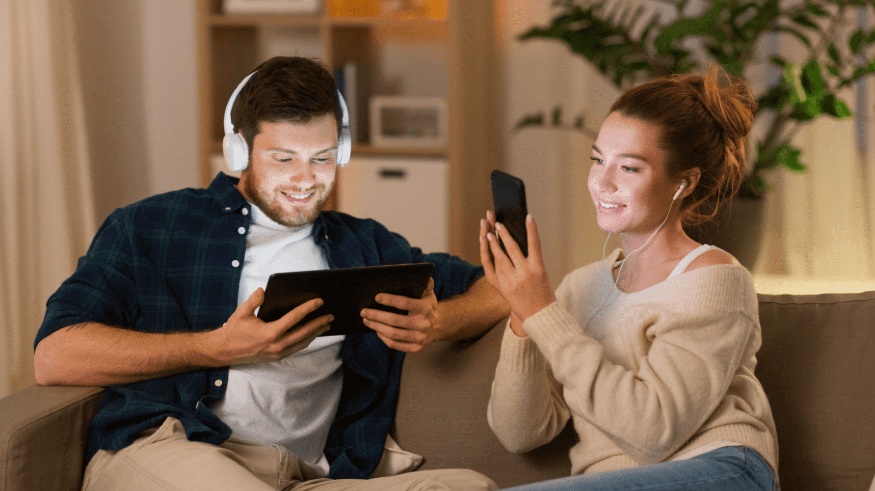 Couple with electronic devices - HR 8544