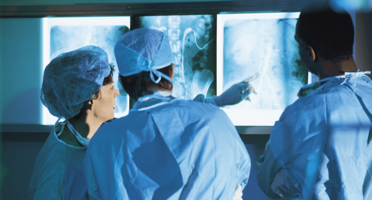 Doctors examining x-ray - concept for Regulation (EU) 20241860 Article 10a